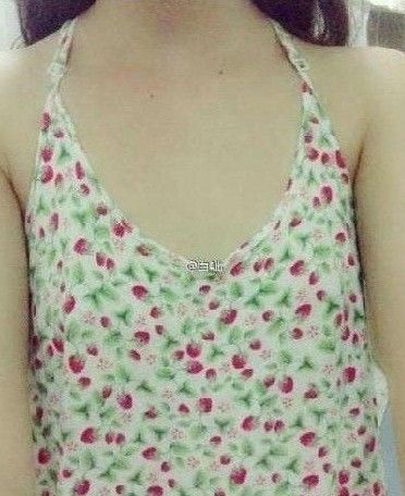 网络平胸大赛走红女孩胸部被当成鼠标垫图