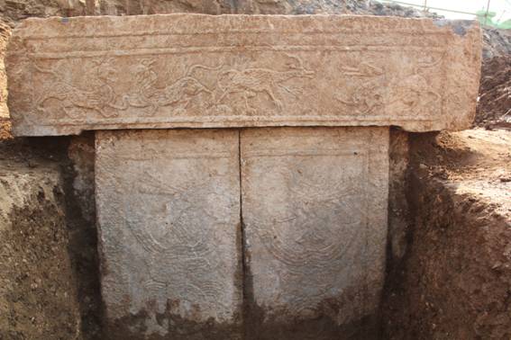 图五:刘庄墓群m5门楣和门扉图案