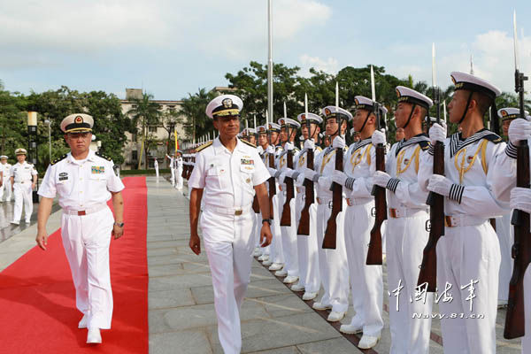 美国太平洋舰队司令哈尼上将在南海舰队司令员蒋伟烈的陪同下检阅仪仗