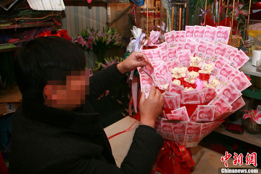 扬州一花店接到一份特别的花束订单,客户要求用100张百元人民币制成