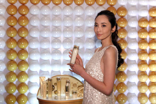 悠莱代言人吴佩慈小姐在第一时间抢用了悠莱最新的弹润晶致臻粹系列