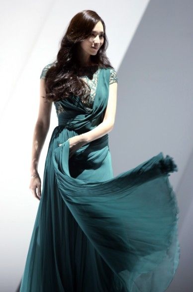 飘柔倍瑞丝代言人,国际知名艺人吴佩慈小姐以"倍瑞丝波浪卷"造型亮相