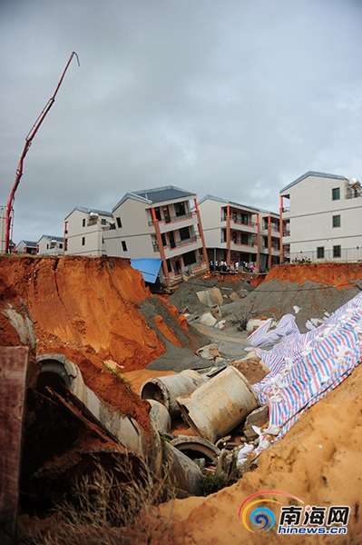 9月15日,陵水黎安镇大墩村一民房附近地面坍塌,房屋倾斜.