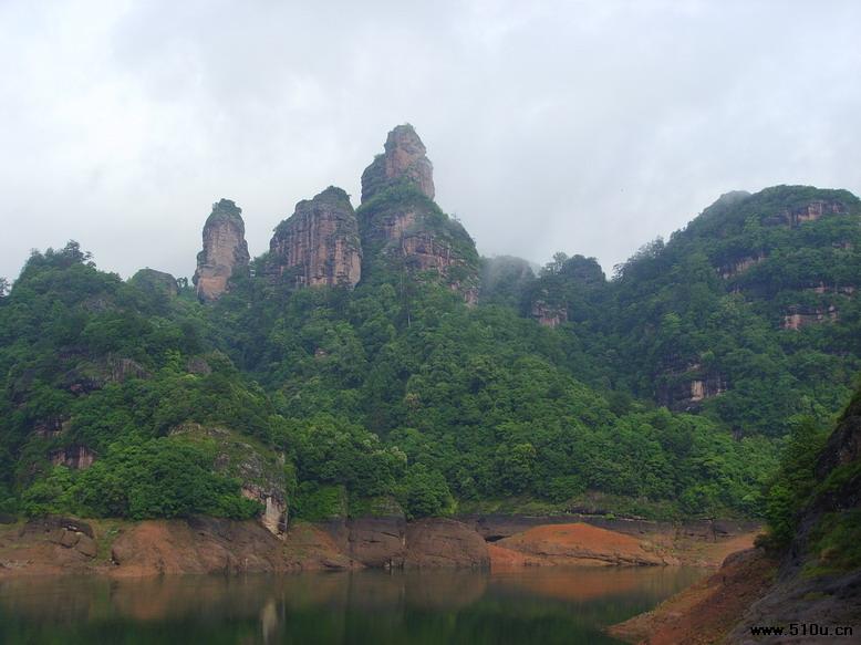 貓兒山貓兒山為五嶺之一的越城嶺主峰,地跨興安,資源,龍勝三縣,海拔