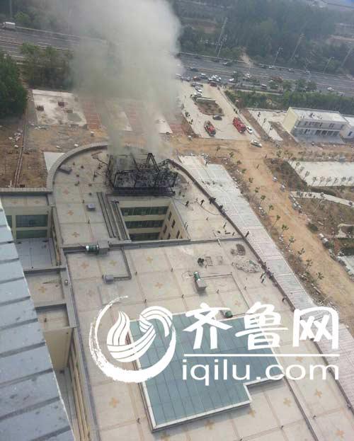 山东蒙阴县人民医院楼顶着火 疑为空调压缩机起火