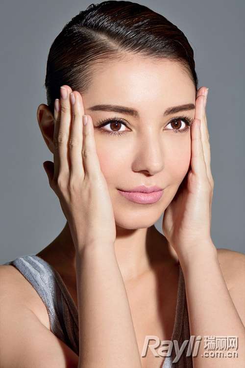 把握眉眼黄金比例 60秒眉毛"整形术"