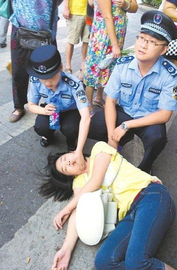 女孩晕倒遭围观 城管竭力施救反被质疑(图)