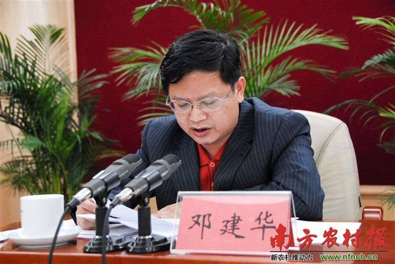 (记者李世敏)今年2月,一个"刘尧举报邓建华局长包二奶住河源佳和花园"