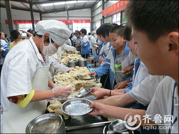 左振平)近日,东营利津陈庄镇中学学生走进食堂免费吃就餐,享受学校