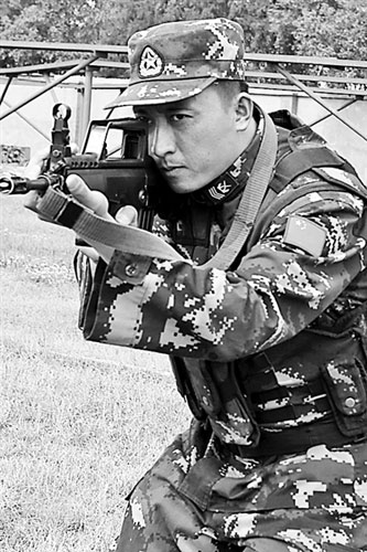 解放军空降兵士官定点跳伞用脸颊测风堪比仪器