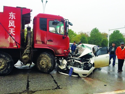 貨車轎車相撞副駕駛室乘客被困