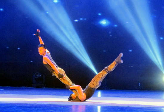 民间艺术接地气赢人气 临泉杂技专场演出叫好又叫座 魔术,高空,蹬技