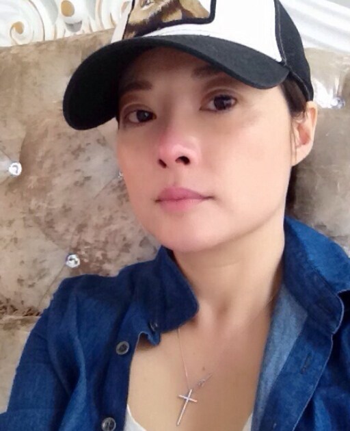 袁立晒咬手指卖萌自拍素颜短发显干练