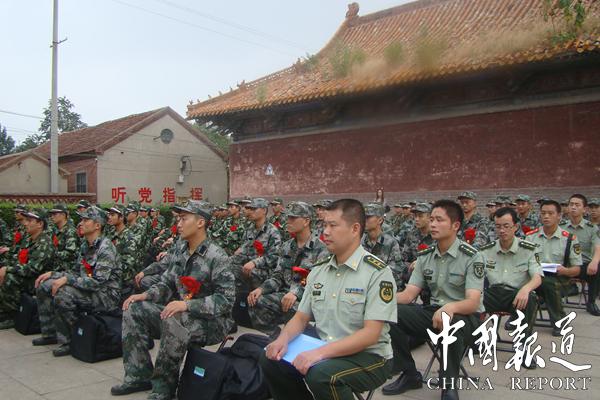 图为:入伍新兵与接兵干部参加新兵欢送大会希望今年入伍的新兵不要