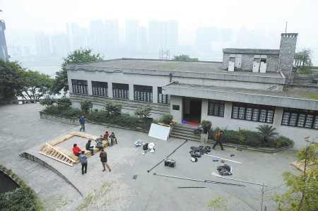 重慶史迪威博物館內正在搭建沙袋等場景(圖片來源:華西都市報)