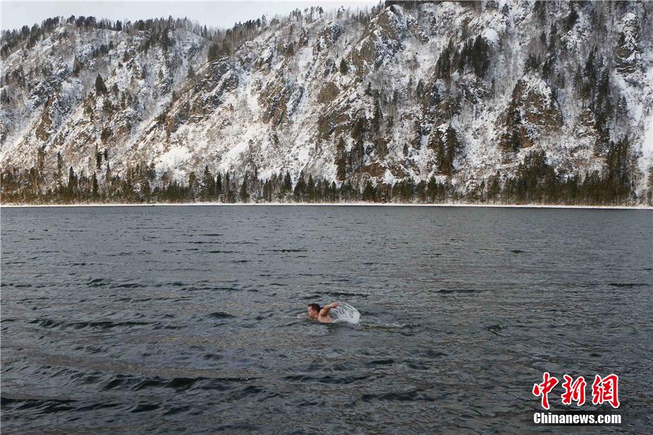 3/3据外媒报道,当地时间28日,俄罗斯冬泳俱乐部成员在零下8度的天气