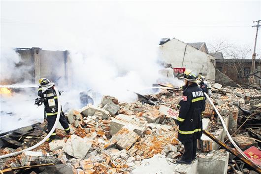 资讯 区域新闻 原标题:老河口一废弃农药化工厂失火先后4次爆炸冒出有