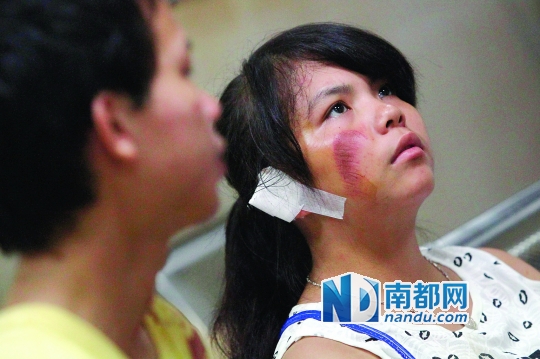 8月10日,深圳福永人民医院,受伤的何女士在医院接受治疗.