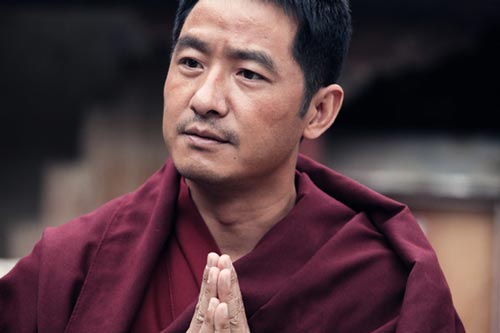 在头两天的播出中,郭晓冬从一个出身贫寒的云游僧人到家世显赫德勒府