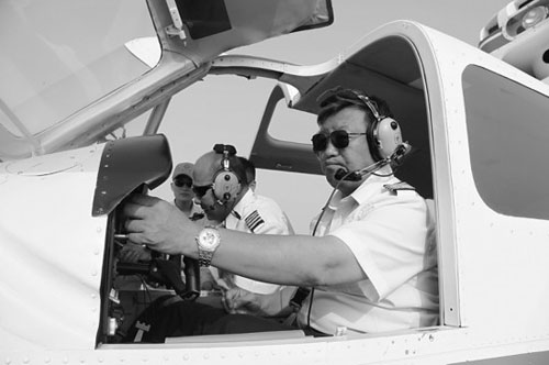 62岁的孔翔现在已经成为中航工业石飞公司资历最深的飞行员.