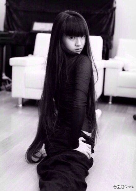 春晚转圈妹妹"小彩旗"生活照曝光