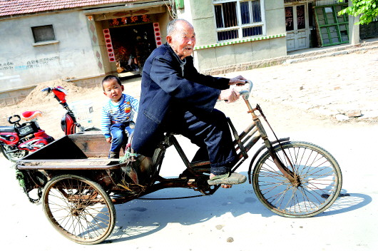 滨州百岁壮老汉周尚河三轮能蹬八里地