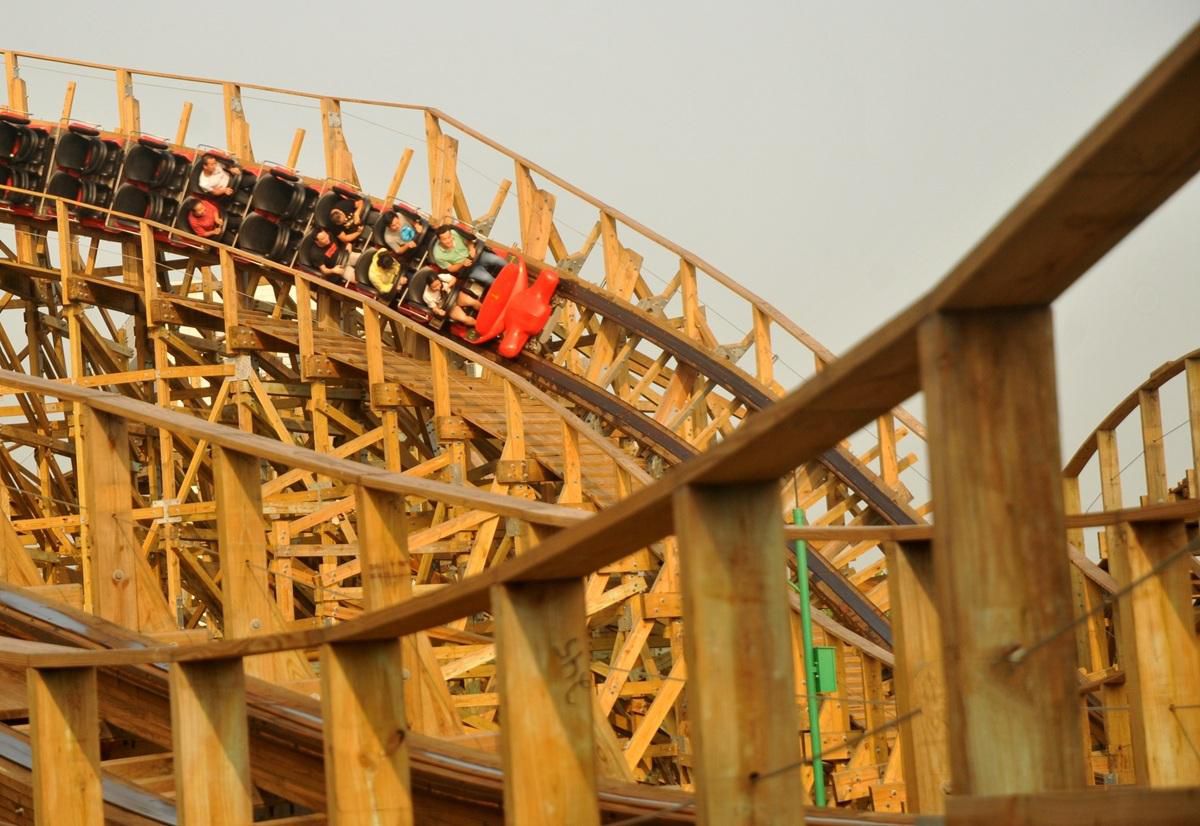 华东最大木质过山车亮相芜湖:速度达91公里/小时
