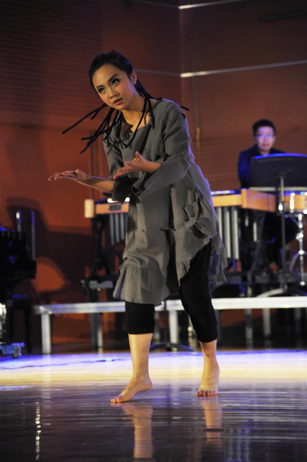 长大了!林妙可画烟熏妆排练音乐剧 表情认真