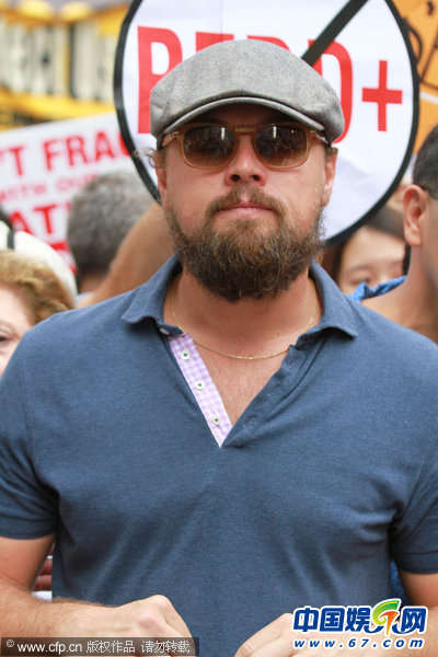 莱昂纳多纽约闹市游行 把玩胡须肥硕依旧