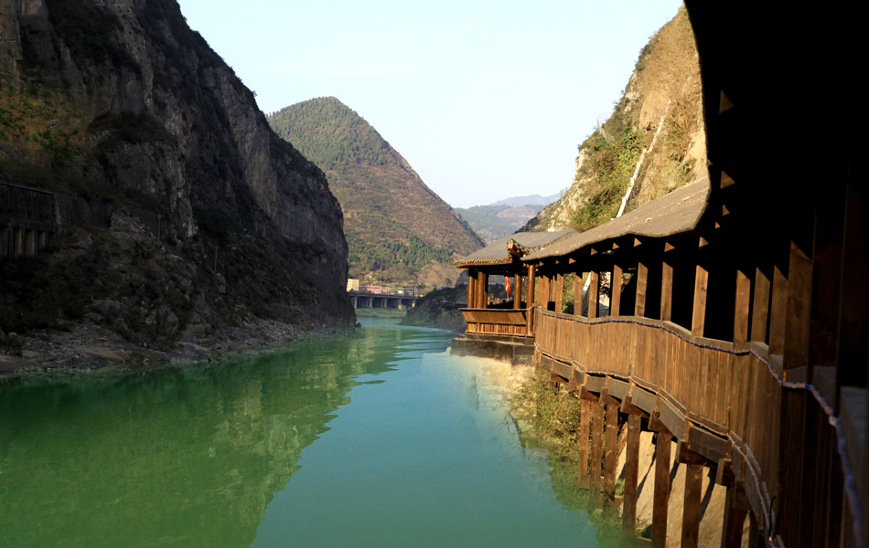 青峰明月拱朝天古今六道會峽間廣元明月峽