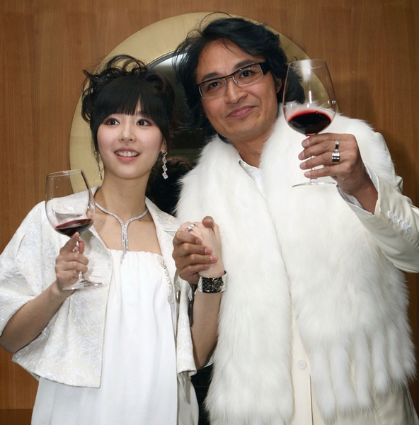 50岁马景涛与80后娇妻穿情侣装秀恩爱