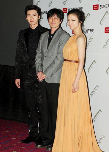 汤唯与金泰勇(中)相识于《晚秋》