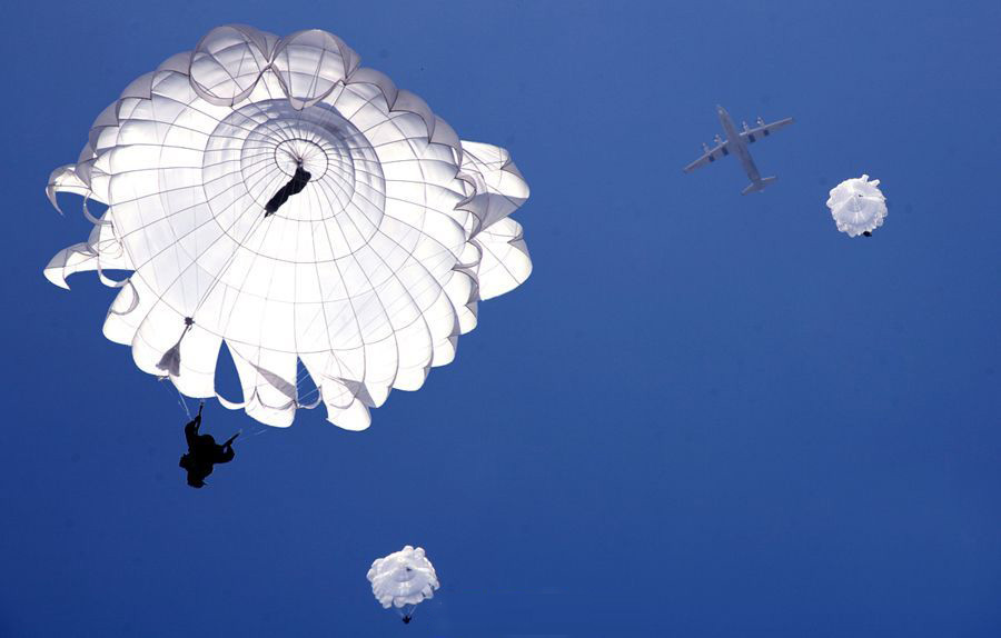 天降神兵軍媒發佈中國空降兵傘降酷圖