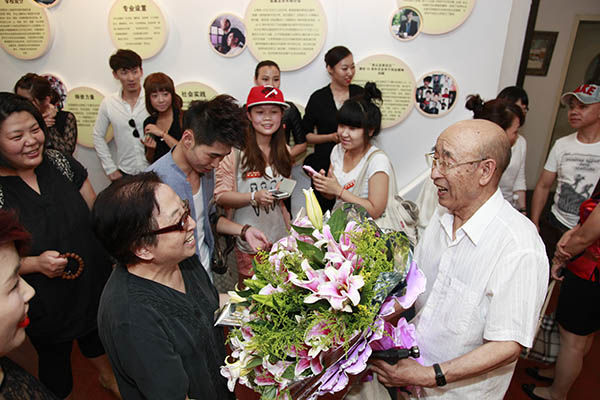 著名影视化妆造型师绍杰老师为王希钟老师献上鲜花并亲切祝贺