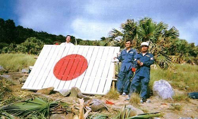 钓鱼岛上的非法建筑:1996年日本右翼建灯塔(组图)