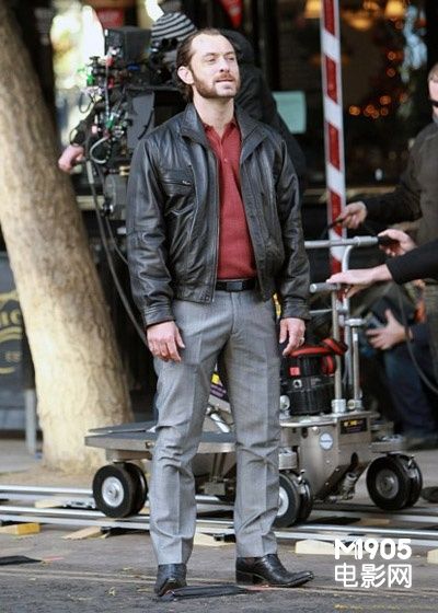 《唐海明威》曝海量片场照 裘德-洛变中年大叔