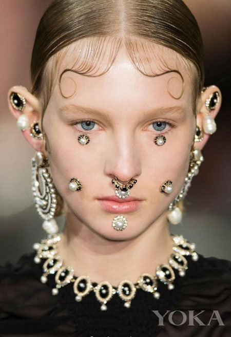 givenchy秀场的鼻环太夸张 暗黑珠宝敢试么?