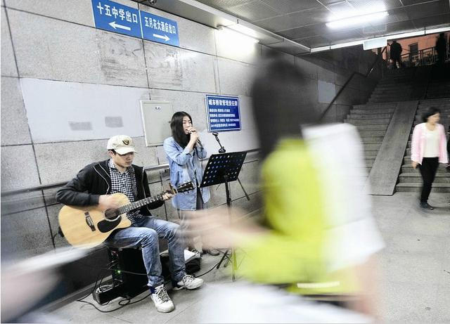 地下通道唱歌图片