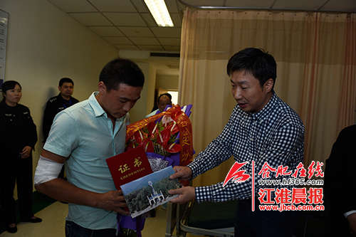 四名安徽老乡在南京徒手擒贼