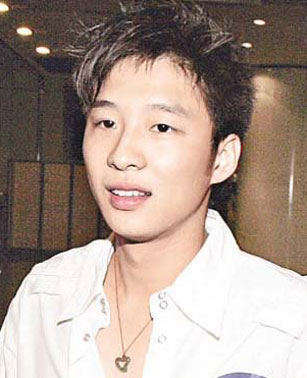 霍启山绯闻女友露半球携神秘男现身