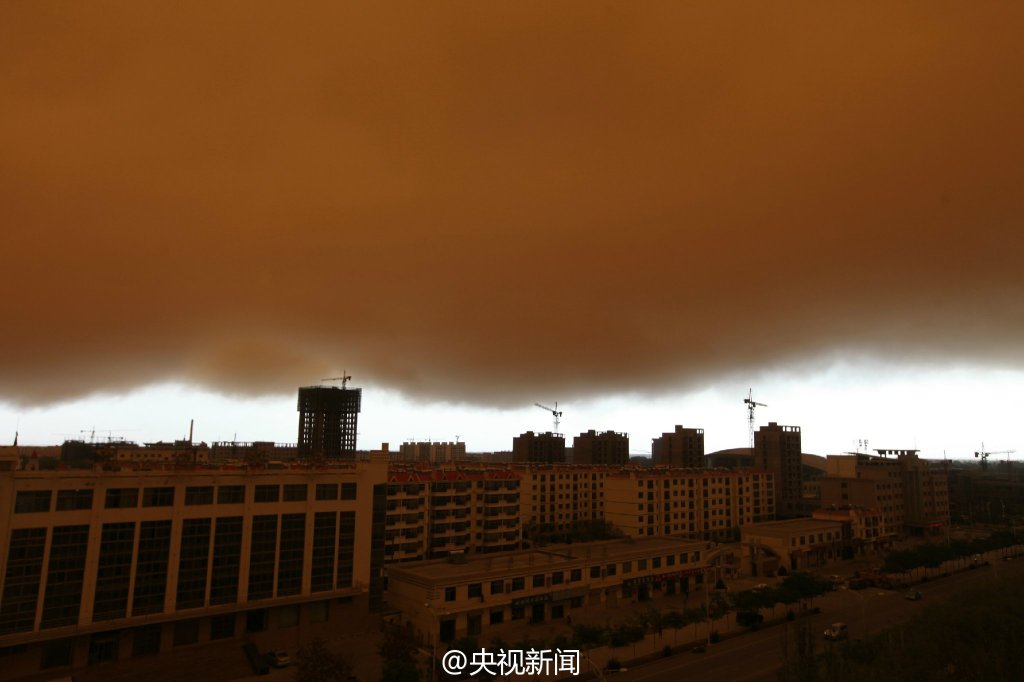 沙尘暴吞噬天空:23日凌晨,甘肃酒泉市大部分地区先后出现沙尘暴天气