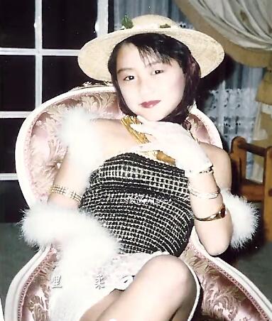 《12道锋味》曝谢霆锋童年女装照:香肩红唇抹胸微凸