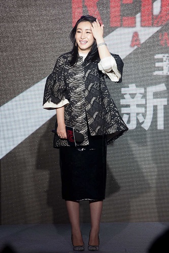 秦海璐盛装亮相发布会俏丽气质笑容甜