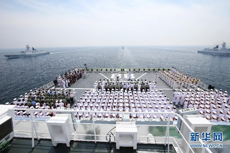 8月27日,海军在威海刘公岛海域举行甲午战争120周年海上祭奠仪式