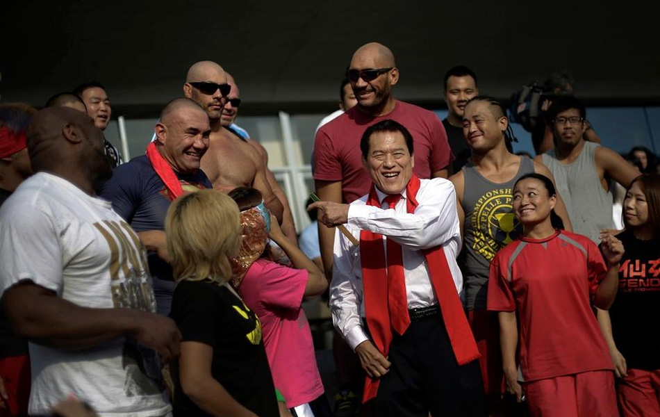 朝鲜时隔20年再办职业摔跤赛 美国猛汉吓坏女观众