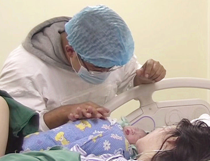 内地某卫视直播3位产妇生子全过程组图