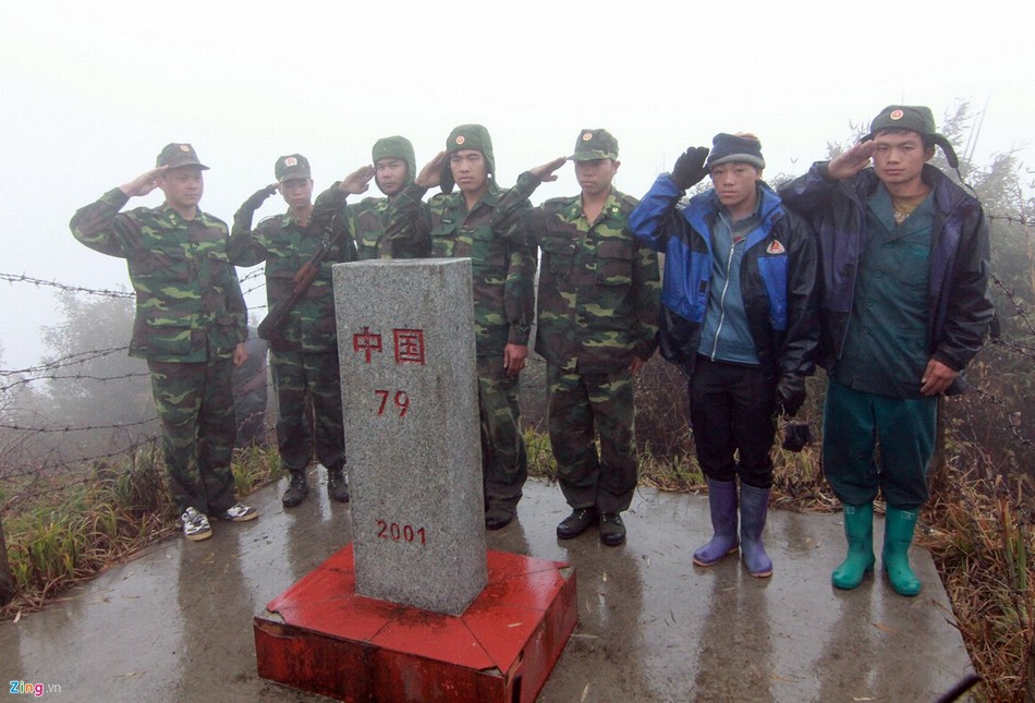 越南人民军穿山越岭巡边境与中越界碑合影