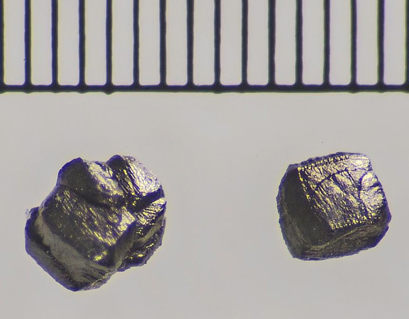 蓝丝黛尔石晶体结构图片