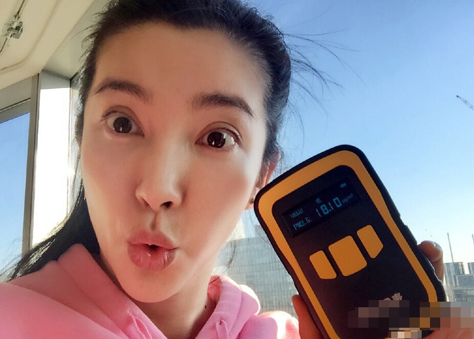 李冰冰拿测霾表卖萌自拍求叫"表姐"-凤凰新闻