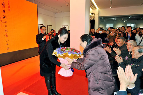 王镛先生夫人李小芳给李学勤先生夫人献花